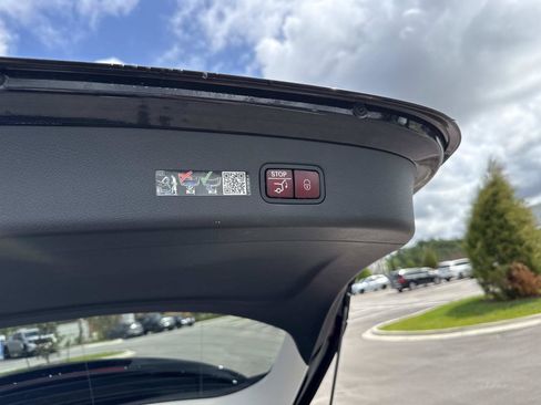 Used 2025 Mercedes-Benz GLC 350e 4MATIC image 12