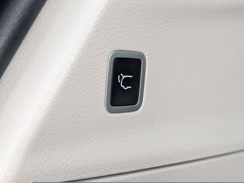 Used 2018 Chrysler Pacifica Touring-L image 49