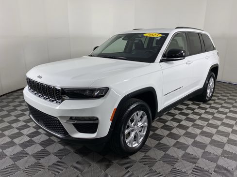 Used 2023 Jeep Grand Cherokee Limited AWD/4WD image 12