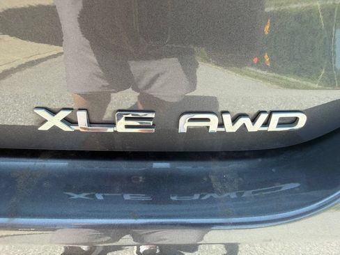 Used 2021 Toyota Highlander XLE AWD/4WD image 15