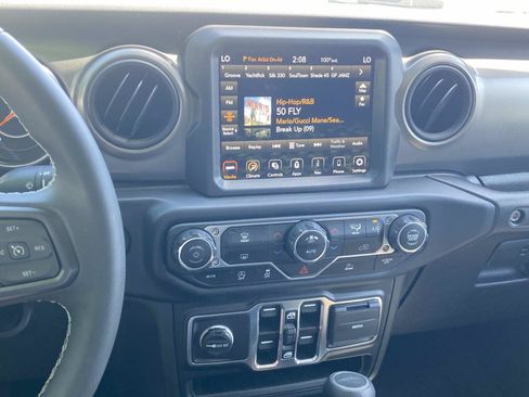Used 2023 Jeep Gladiator Overland AWD/4WD image 29