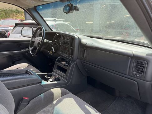 Used 2005 Chevrolet Silverado 2500 LS w/ Heavy-Duty Power Package AWD/4WD image 5