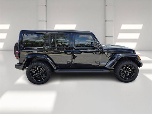 Used 2021 Jeep Wrangler Unlimited Sahara image 3