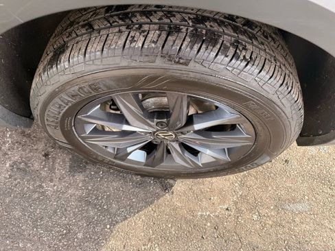 Used 2022 Volkswagen Tiguan SE image 42