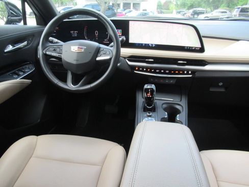 Certified 2024 Cadillac XT4 Luxury w/ Cold Weather Package FWD image 14