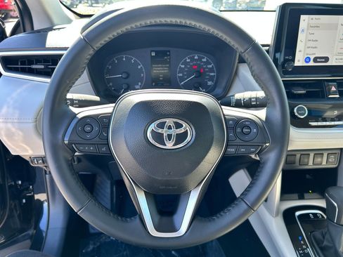Used 2025 Toyota Corolla Cross LE image 12