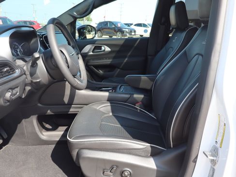 Used 2025 Chrysler Pacifica Limited FWD image 9