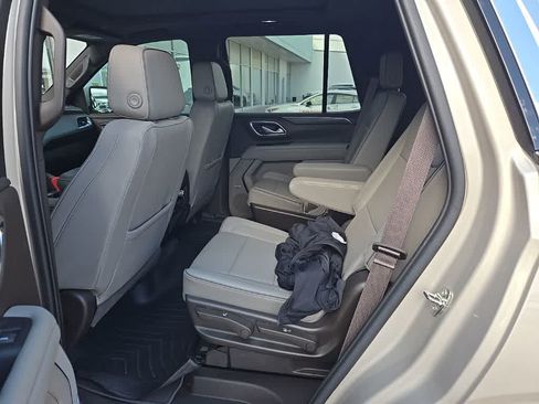 Used 2023 GMC Yukon SLT w/ SLT Premium Package RWD image 8