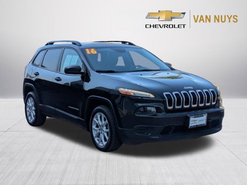 Used 2016 Jeep Cherokee Sport FWD image 3