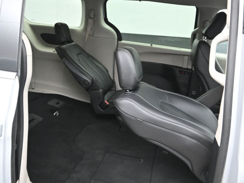 Used 2024 Chrysler Pacifica Touring-L FWD image 13