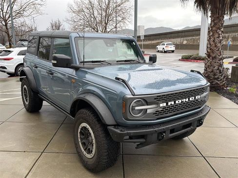 Used 2023 Ford Bronco Badlands image 3