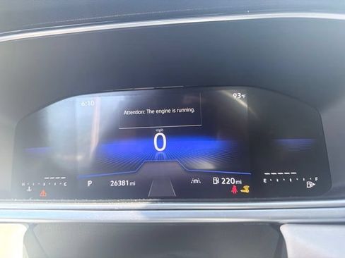 Used 2025 Volkswagen Taos SE w/ Panoramic Sunroof Package FWD image 4