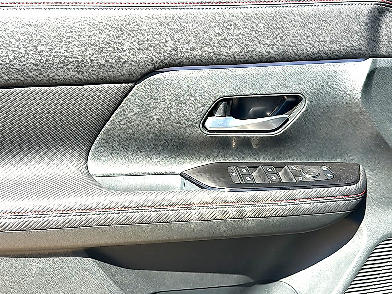 Used 2025 Nissan Kicks SR FWD image 16