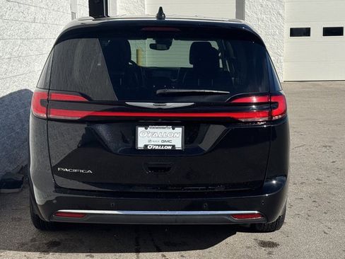 Used 2024 Chrysler Pacifica Touring-L image 6