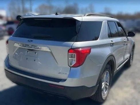 Used 2021 Ford Explorer XLT image 3