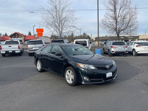 Used 2014 Toyota Camry L image 9