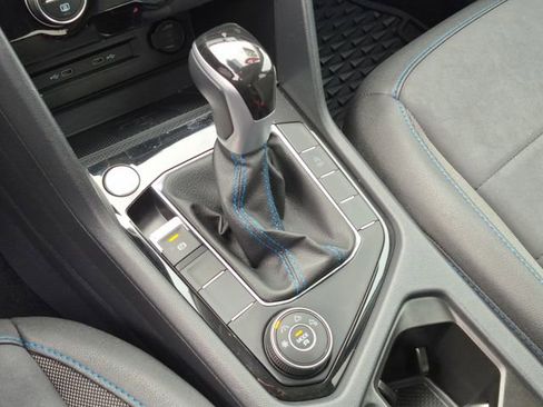 Used 2024 Volkswagen Taos SE image 12