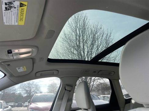 Used 2024 Volvo XC60 B5 Plus image 24