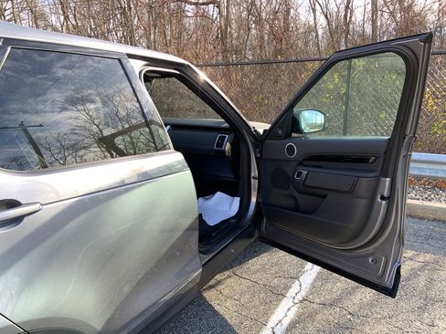 Certified 2025 Land Rover Discovery S image 17