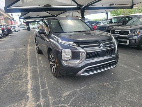 Used 2025 Mitsubishi Outlander SE image 3