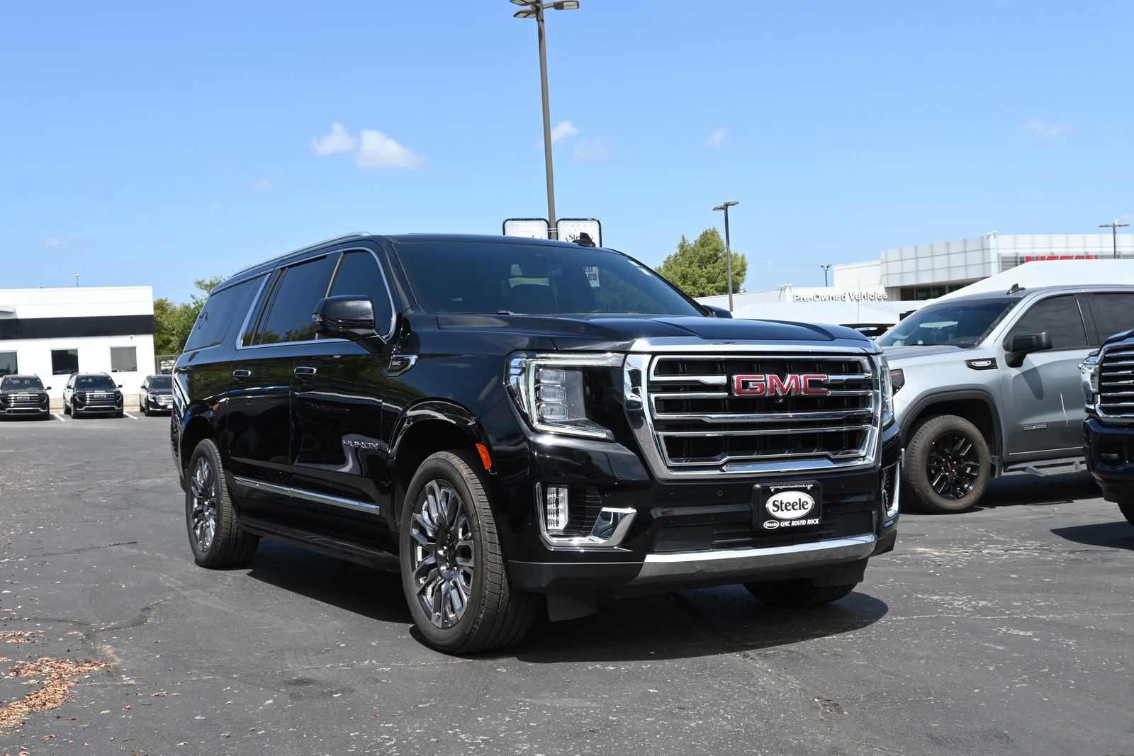 Used 2024 GMC Yukon XL SLT w/ SLT Luxury Package AWD/4WD image 3