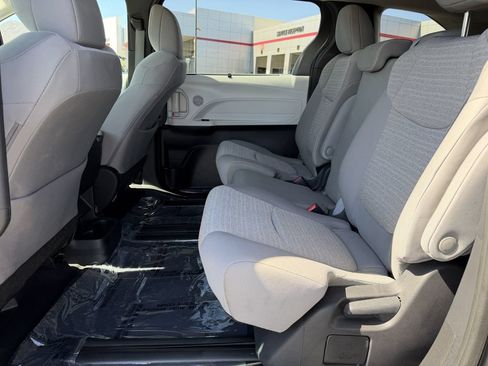 Certified 2025 Toyota Sienna LE FWD image 7