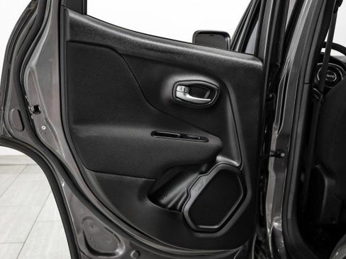 Used 2019 Jeep Renegade Latitude w/ Popular Equipment Group image 40