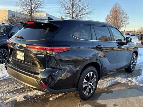 Used 2023 Toyota Highlander XLE image 3