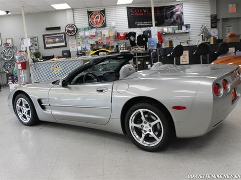 Used 2000 Chevrolet Corvette Convertible w/ Performance Handling Pkg RWD image 24