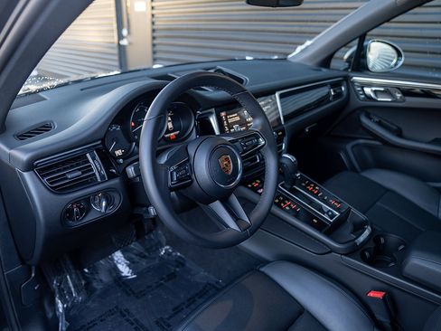 Certified 2025 Porsche Macan image 4