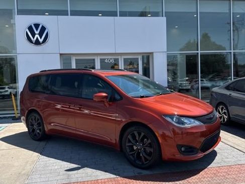Used 2018 Chrysler Pacifica Touring-L Plus w/ Advanced Safetytec Group FWD image 2
