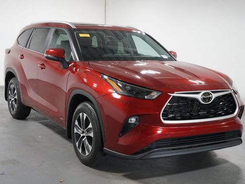 Certified 2025 Toyota Highlander XLE AWD/4WD image 3