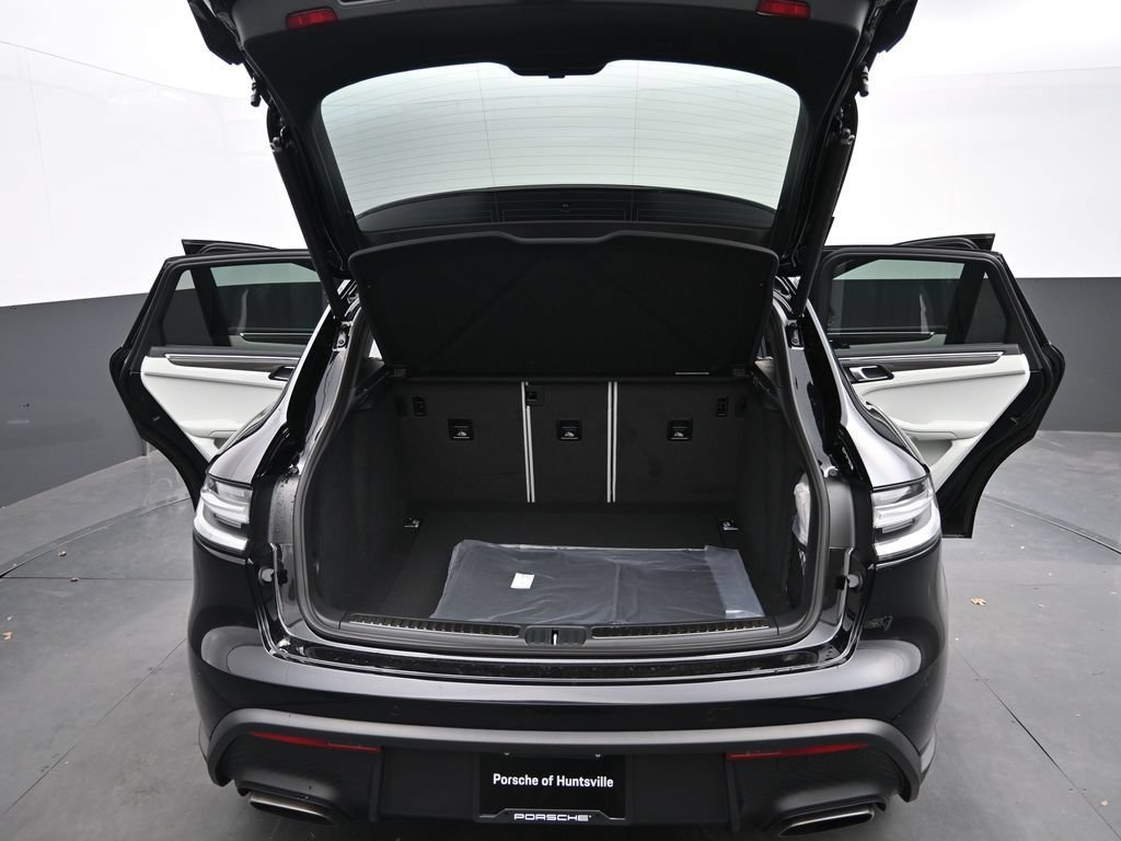 Certified 2026 Porsche Macan AWD/4WD image 17