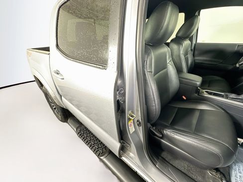 Used 2020 Toyota Tacoma TRD Sport AWD/4WD image 28