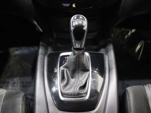 Used 2020 Nissan Rogue SV image 39