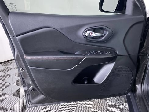Used 2019 Jeep Cherokee Trailhawk w/ Comfort/Convenience Group AWD/4WD image 12
