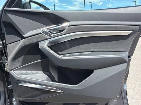 Used 2019 Audi e-tron Prestige w/ Prestige Package AWD/4WD image 11