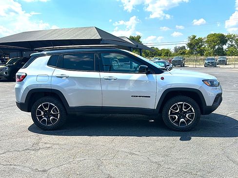 Used 2025 Jeep Compass Trailhawk AWD/4WD image 9