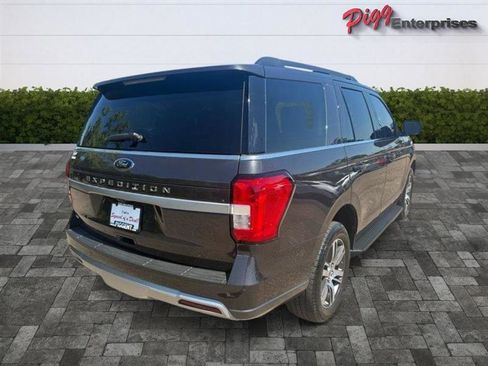 Used 2024 Ford Expedition XLT RWD image 12