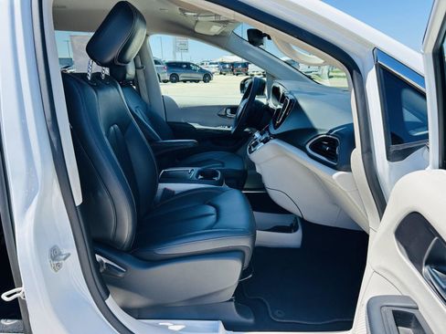 Used 2024 Chrysler Pacifica Touring-L FWD image 33