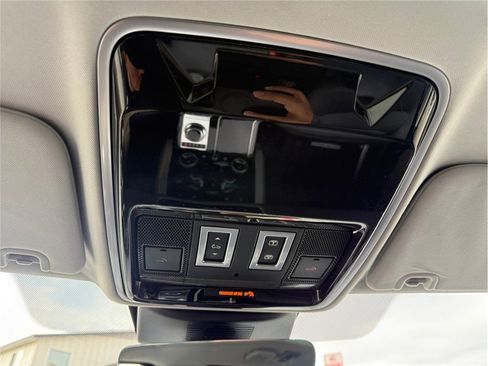 Used 2018 Land Rover Range Rover HSE image 24