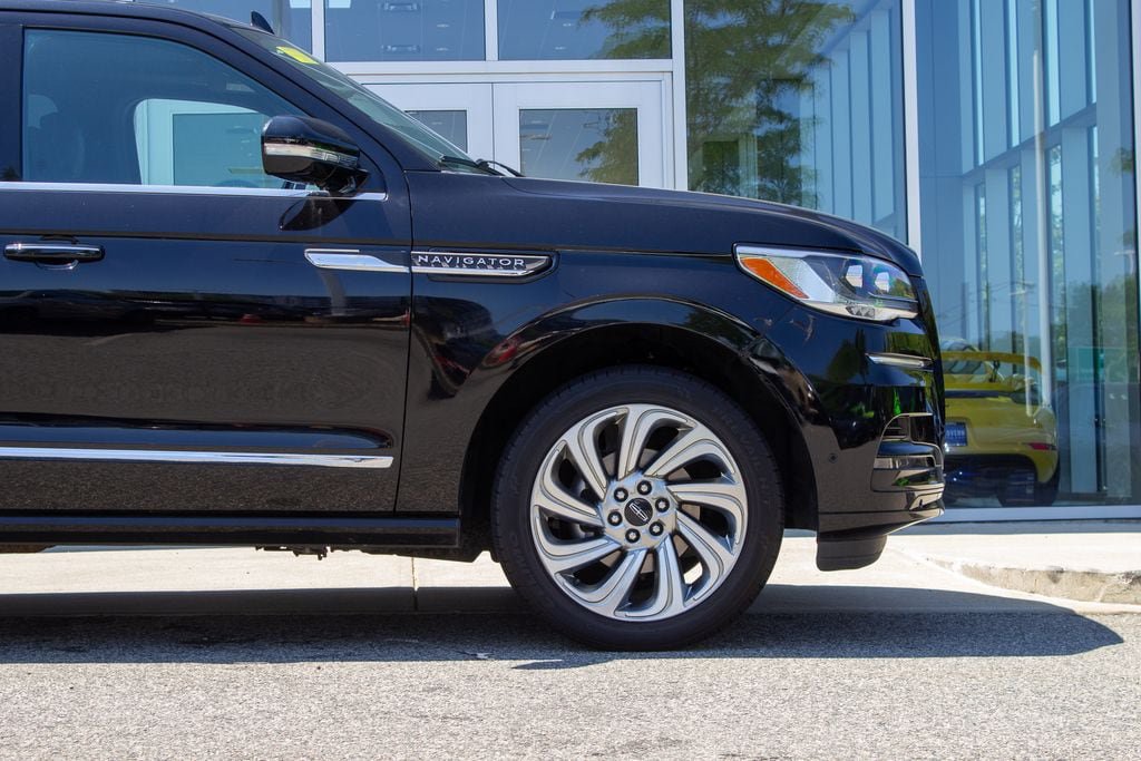 Used 2024 Lincoln Navigator Reserve AWD/4WD image 5