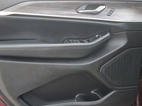 Used 2023 Jeep Grand Cherokee Limited w/ Black Appearance Package AWD/4WD image 14