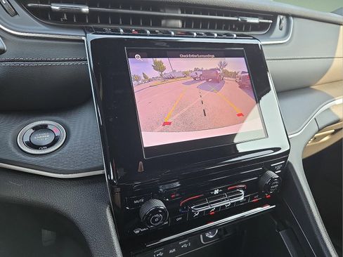 Used 2025 Jeep Grand Cherokee L Laredo image 18