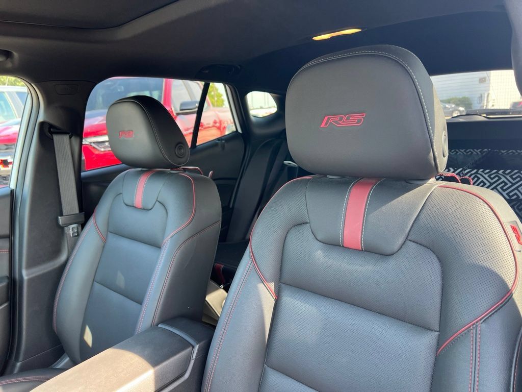 Used 2024 Chevrolet Trax RS w/ Sunroof Package FWD image 2