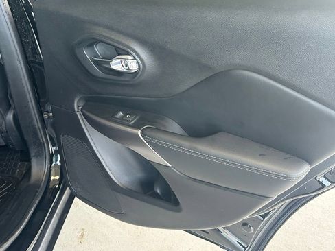 Used 2020 Jeep Cherokee Limited FWD image 32