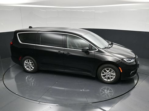 Used 2024 Chrysler Pacifica Touring-L FWD image 42