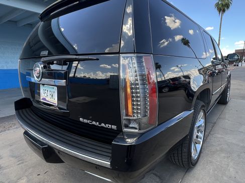 Used 2013 Cadillac Escalade ESV Premium image 3
