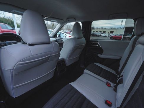 New 2026 Mitsubishi Outlander SE image 36