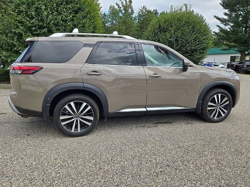 Certified 2023 Nissan Pathfinder Platinum w/ Cargo Package AWD/4WD image 8